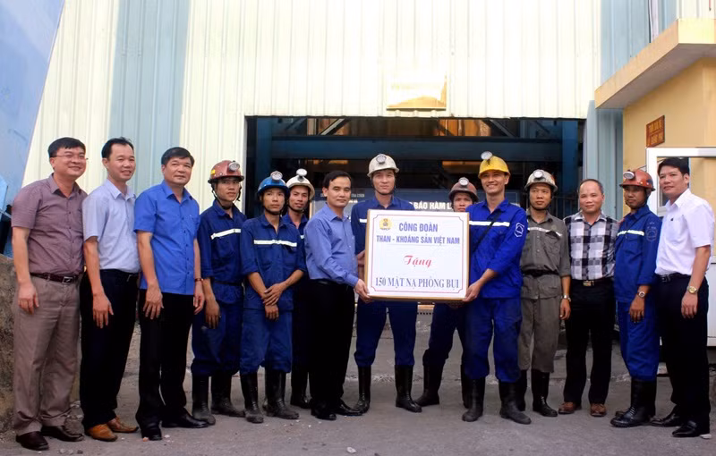 Đồng chí Lê Thanh Xuân, Chủ tịch Công đoàn TKV trao tặng 150 mặt nạ phòng bụi cho CNLĐ Công ty CP than Hà Lầm.