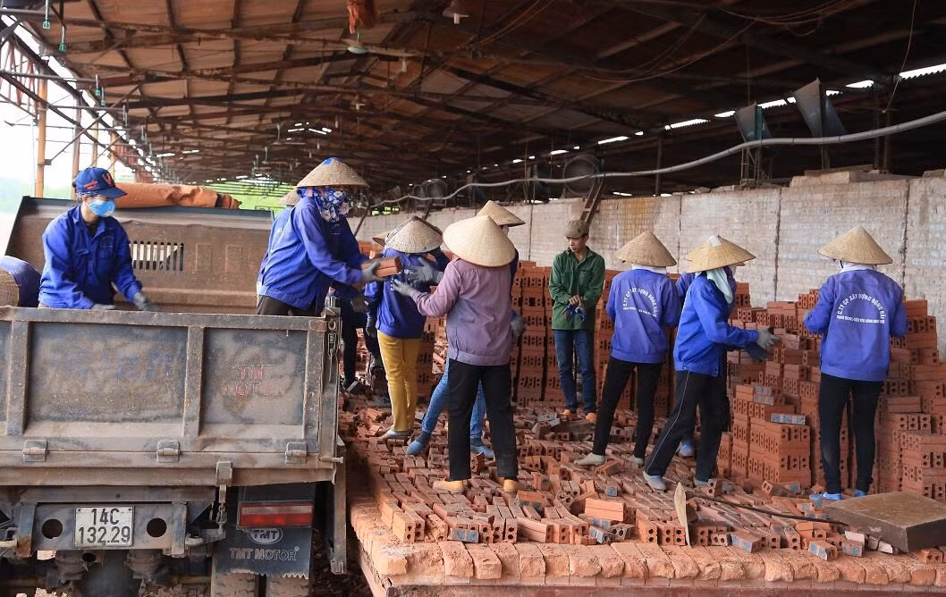 Công ty CP Xây dựng Đông Hải, huyện Tiên Yên tạo việc làm cho nhiều lao động địa phương. Ảnh: Xuân Thao