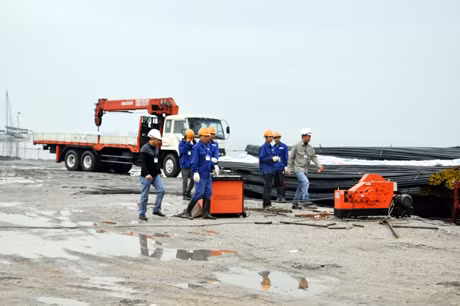Cán bộ, công nhân dự án vẫn làm việc trong những ngày Tết Nguyên đán.