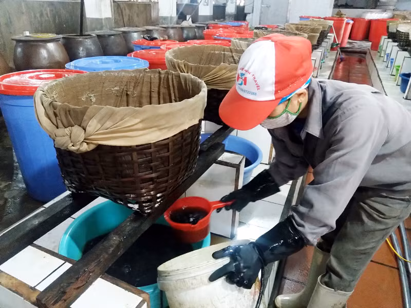 Nước mắm cao đạm sẽ tiếp tục tiếp tục được ủ cùng với nguyên liệu sá sùng trong vòng 2 tháng rồi đem vào lọc rút để lấy nước mắm sá sùng. Đây chính là khâu quan trọng nhất để tạo ra loại nước mắm sá sùng nổi tiếng.