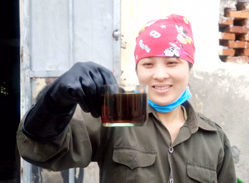 Thành phẩm nước mắm sá sùng màu cánh gián đậm. Điểm khác biệt của nước mắm sá sùng là có hương vị và vị ngọt của sá sùng so với nước mắm truyền thống.