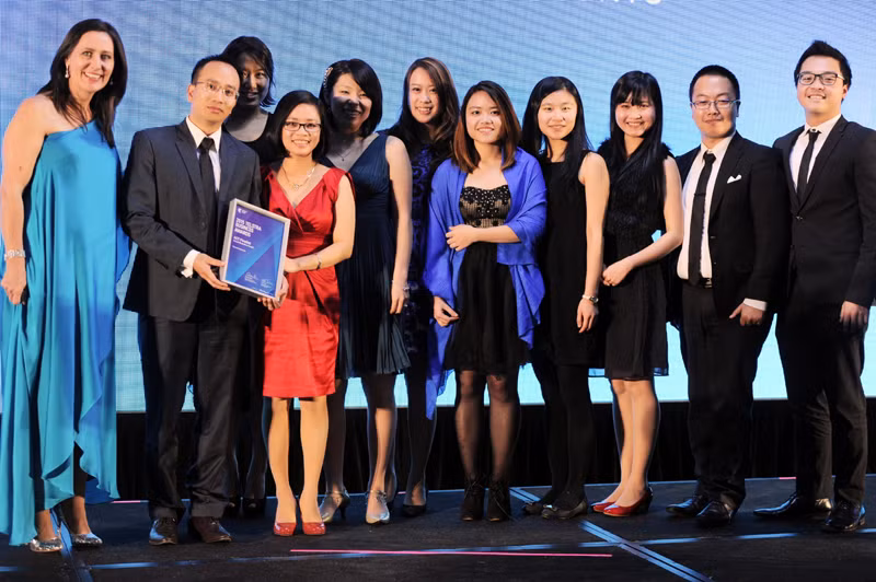 Giám đốc doanh nghiệp Tailored Accounts Hoàng Hiếu Huy nhận giải thưởng Australian Business Awards.