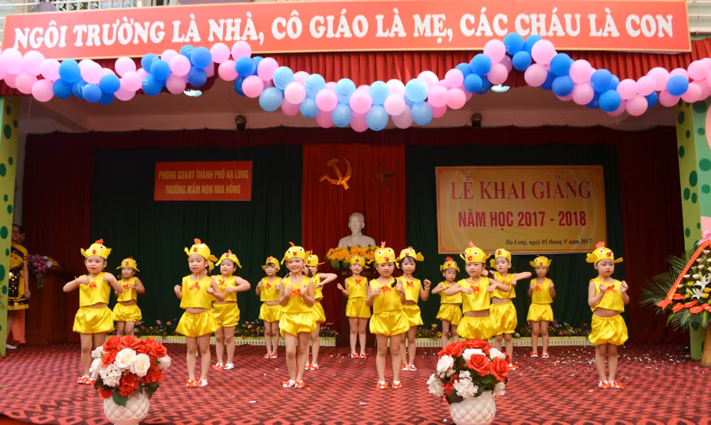 Vũ điệu gà con nhận được sự cổ vũ nhiệt tình của phụ huynh và học sinh.