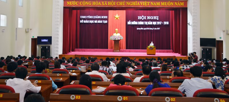 Sở GD&ĐT tổ chức hội nghị bồi dưỡng chính trị năm học 2017-2018 cho 200 cán bộ quản lý của các phòng GD&ĐT và trường học trong toàn tỉnh. Ảnh: Nguyễn Hoa