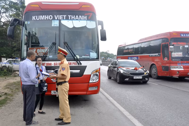 Lực lượng CSGT Công an tỉnh tăng cường KTKS đảm bảo TTATGT tại QL 18A tại TP Hạ Long.