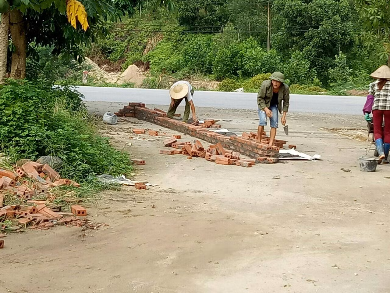 Theo phản ánh của bà Xuân, ngày 28-8-2017, hộ ông Lê Thế Chiến đã tổ chức xây lấn vào một phần ngõ đi chung của xóm và đã bị buộc phá dỡ sau đó (Ảnh: T.Thu)