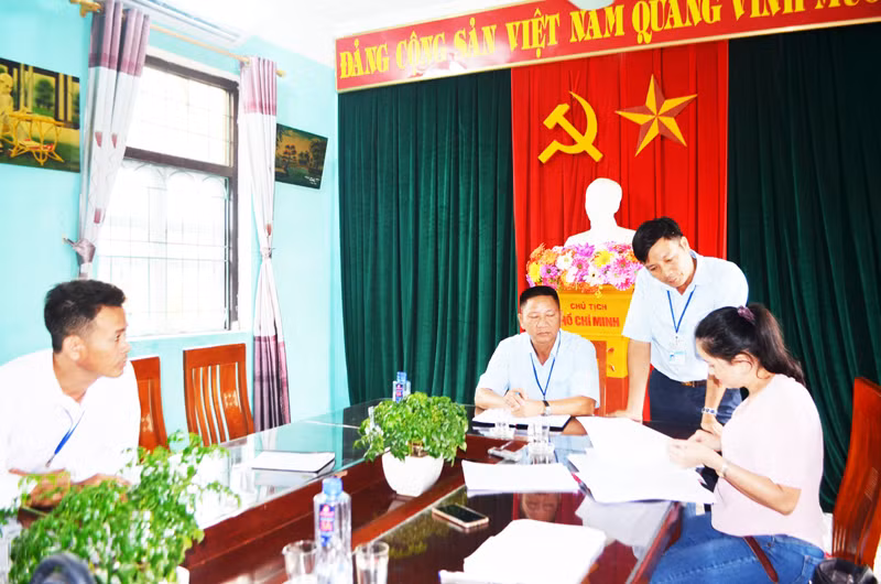 Tại buổi làm việc ngày 17-8-2017, đại diện UBND xã Quảng Minh khẳng định bà Xuân không có quyền lợi liên quan tới các thửa đất mang tên ông Trần Viết Viển.