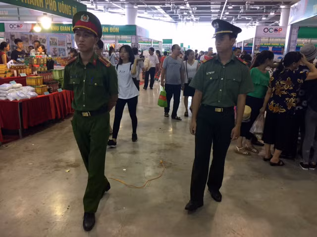 Công an TP Hạ Long đảm bảo ANTT tại Hội chợ Ocop lần thứ V.