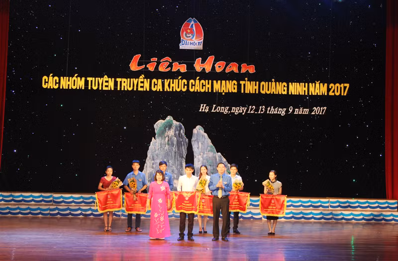 Nhóm tuyên truyền ca khúc cách mạng của Thành Đoàn Móng Cái giành giải nhất tại Liên hoan.