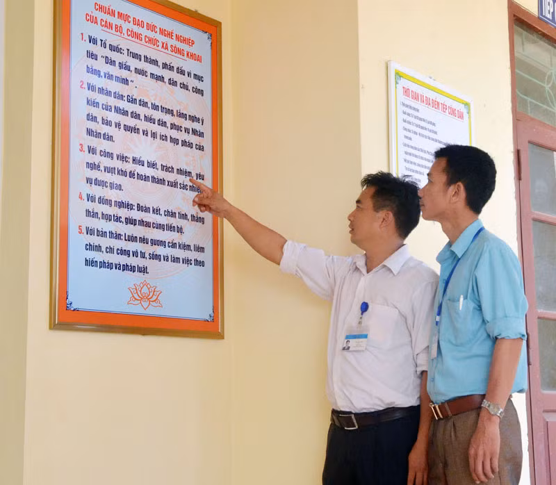Cán bộ xã Sông Khoai (TX Quảng Yên) giới thiệu về chuẩn mực đạo đức nghề nghiệp của cán bộ, công chức xã