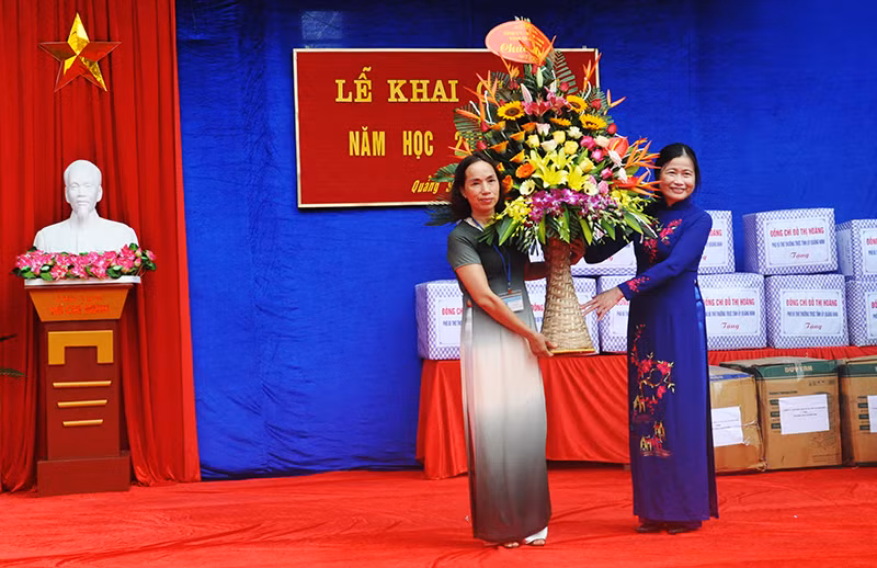 Đồng chí Đỗ Thị Hoàng tăng hoa, quà cho thầy trò nhà trường.