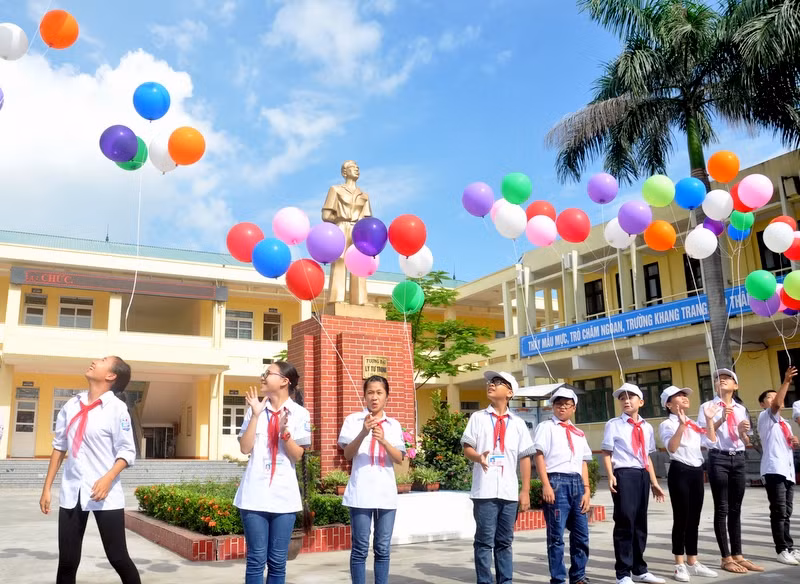 Những chùm bóng bay rực rỡ sắc màu thay cho những ước nguyện, kỳ vọng của các em học sinh trong năm học mới.
