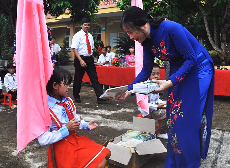 Phó Bí thư Thường trực Tỉnh ủy Đỗ Thị Hoàng dự khai giảng với học sinh Quảng Sơn (Hải Hà) ảnh 3 Phó Bí thư Thường trực Tỉnh ủy Đỗ Thị Hoàng dự khai giảng với học sinh Quảng Sơn (Hải Hà) ảnh 3