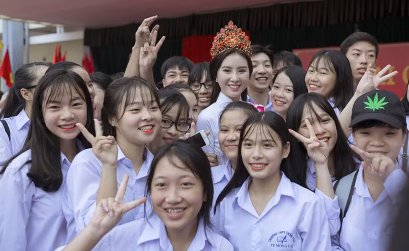 Nhân dịp khai giảng năm học mới, tân Hoa hậu văn hóa thế giới 2017, (cựu học sinh khóa 2010-2013) trường PTTH Trần Phú dự giao lưu và trao tặng những phần học bổng đến các em có hoàn cảnh khó khăn