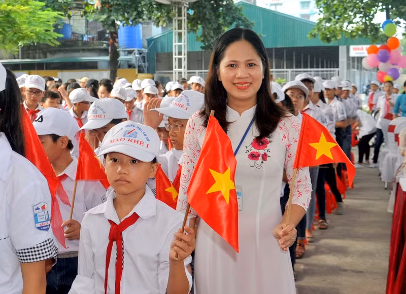 Cô và trò rạng rỡ trong ngày tựu trường.