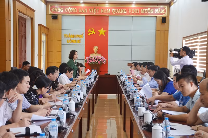 Đoàn Giám sát của Ủy ban Văn hóa, giáo dục, thanh niên, thiếu niên, nhi đồng Quốc hội có buổi làm việc TP Uông Bí về tình hình thi hành Luật Giáo dục.