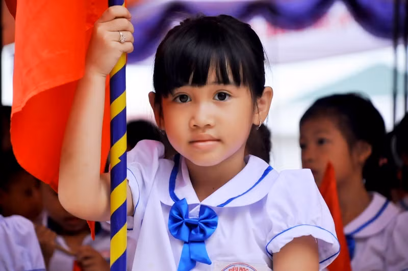 Ánh mắt ngây thơ, hồn nhiên của cô bé học sinh lớp 1 trong ngày khai giảng năm học mới.