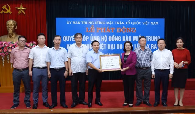 Ủy ban Trung ương MTTQ Việt Nam tiếp nhận tiền ủng hộ của Bộ Tài chính. (Ảnh: TA)