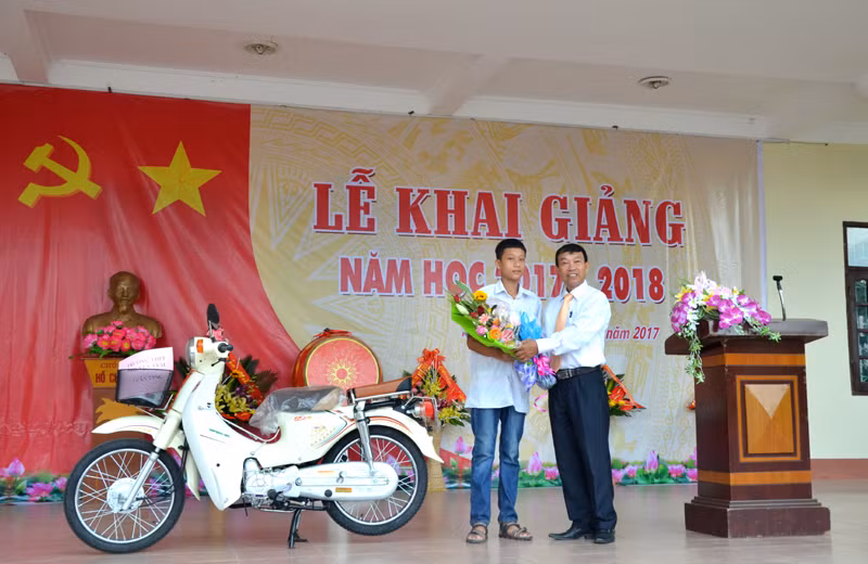 Thầy Phạm Bá Nhâm, Hiệu trưởng trường THPT Nguyễn Trãi tặng xe máy điện cho học sinh có hoàn cảnh khó khăn nhân dịp năm học mới