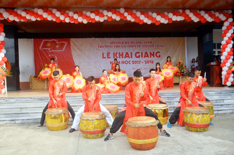 Lễ khai giảng năm học mới thực sự là ngày vui của các em học sinh với những tiết mục văn nghệ sôi động, đặc sắc do chính các em tự dàn dựng avf biểu diễn.