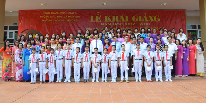 Chủ tịch UBND tỉnh Nguyễn Đức Long chụp ảanhrluwu niệm với thấy và trog Trường THCS Nguyễn Trãi