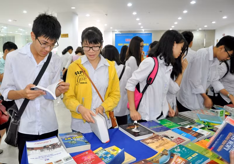 Bạn đọc xem và mua sách tại các gian hàng