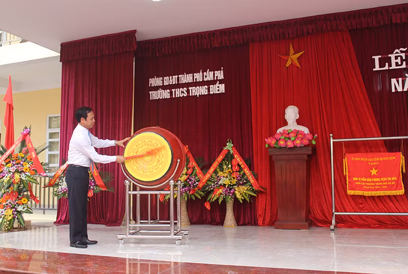 Đồng chí Đặng Huy Hậu, Phó Chủ tịch Thường trực UBND tỉnh gióng trống khai giảng năm học mới 2017-2018 tại Trường THCS Trọng Điểm, TP Cẩm Phả