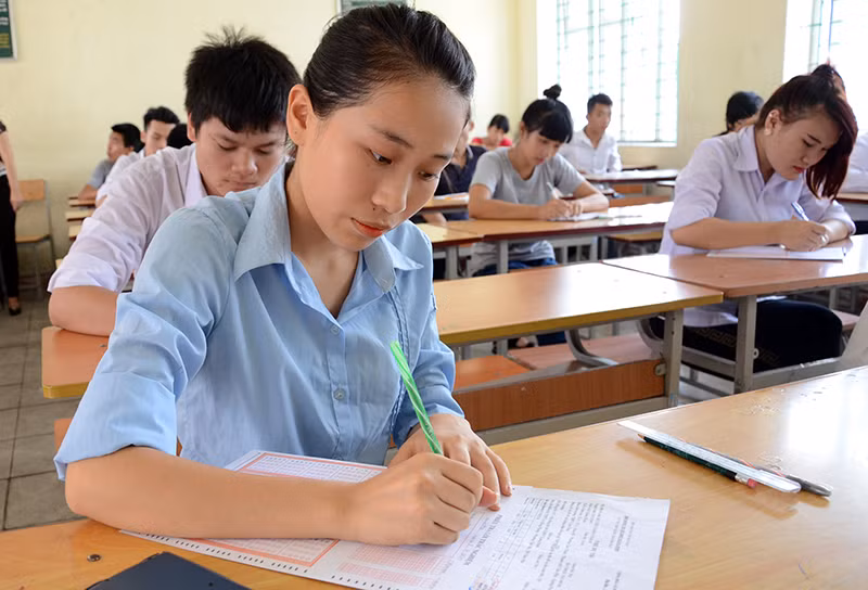Thí sinh Điểm thi THPT Lê Hồng Phong (TP Cẩm Phả) điền thông tin vào giấy nháp