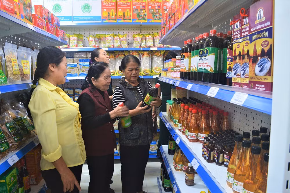Người dân đến mua sắm hàng hóa tại cửa hàng của HTX Tiêu thụ nông sản đồng bào dân tộc.