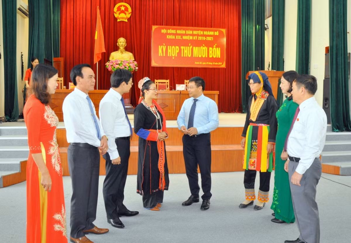 Phó Bí thư Tỉnh ủy, Chủ tịch UBND tỉnh Nguyễn Văn Thắng trò chuyện, động viên và nắm bắt tâm tư, nguyện vọng, tình cảm của các đại biểu HĐND huyện Hoành Bồ.