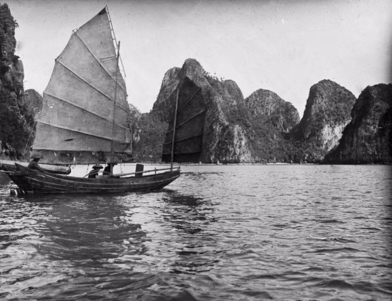 Buồm mành Hạ Long qua tư liệu của Pháp chụp trước 1954. Nguồn: Viện Viễn đông Bác Cổ.
