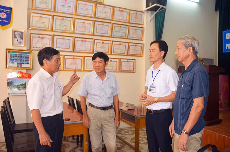 Lãnh đạo Đảng uỷ phường Cẩm Tây (TP Cẩm Phả) (thứ 2, bên phải) trao đổi, chia sẻ kinh nghiệm với một số đồng chí bí thư chi bộ kiêm trưởng khu trên địa bàn