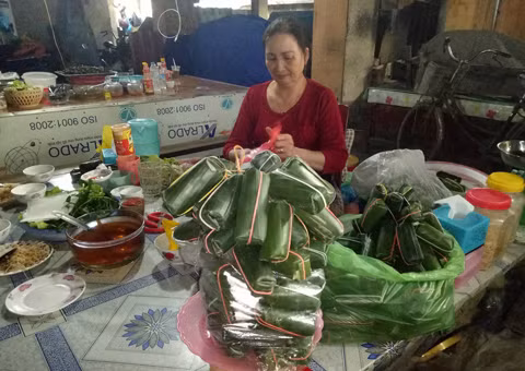 Hộ bà Nguyễn Thị Nụ, khu 3, phường Quảng Yên là cơ sở sản xuất nem chua uy tín.