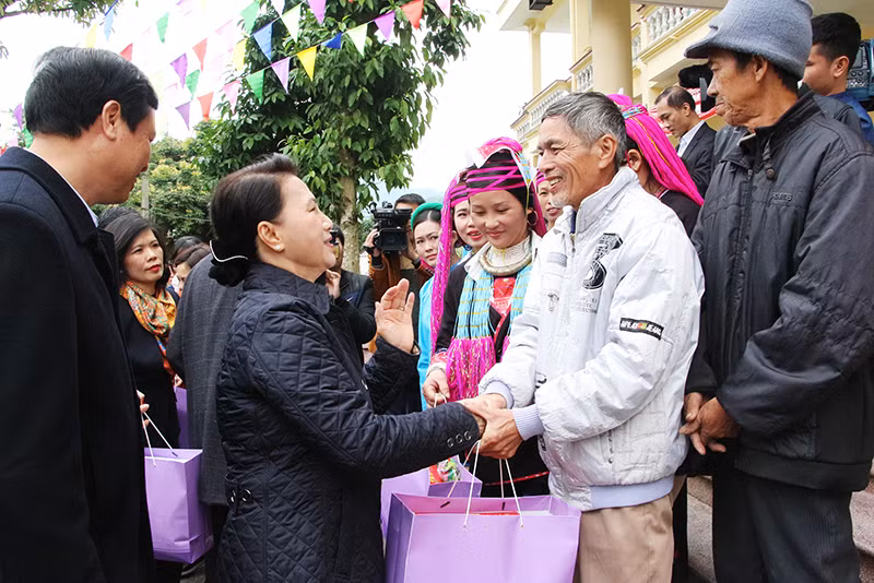 Chủ tịch Quốc hội Nguyễn Thị Kim Ngân tặng quà đồng bào xóm họ Đặng, thôn Pò Hèn (xã Hải Sơn, TP Móng Cái) dịp Tết Nguyên đán Đinh Dậu 2017.