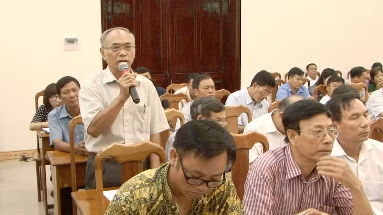 Đại diện khu phố của TP Cẩm Phả phát biểu ý kiến tại hội nghị giao ban giữa Thường trực Thành uỷ với bí thư chi bộ các thôn, khu phố trên địa bàn vào tháng 8-2017. Ảnh: Bảo Long (CTV)