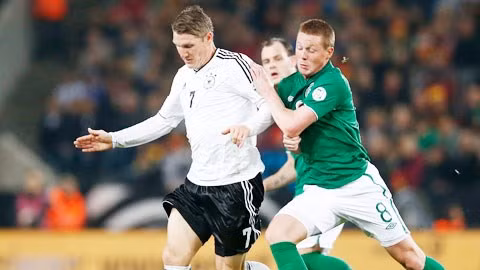 Schweinsteiger (trái) và đồng đội không dễ có chiến thắng
