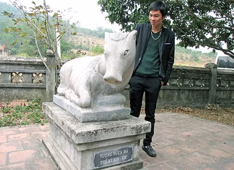 Khách tham quan tượng ngựa đá ở Ngải Sơn lăng.