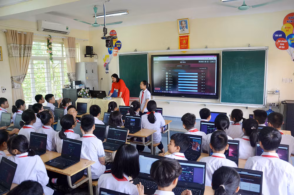 Tiết học có ứng dụng CNTT vào giảng dạy của cô và trò Trường THCS Cao Thắng, TP Hạ Long.