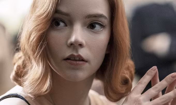 Anya Taylor-Joy với đôi mắt mở to tạo nên sự quyến rũ và duyên dáng cho nhân vật. Ảnh: Netflix.