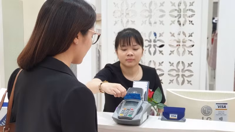 Ngân hàng đẩy mạnh hoạt động thanh toán không dùng tiền mặt nhằm hạn chế việc lây lan dịch Covid-19.
