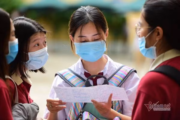 Trúng tuyển đại học, cần giấy tờ gì để qua chốt vào Hà Nội nhập học?