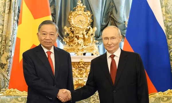 Tổng Bí thư, Chủ tịch nước Tô Lâm gặp hẹp Tổng thống Liên bang Nga Vladimir Putin. (Ảnh: Thống Nhất/TTXVN)