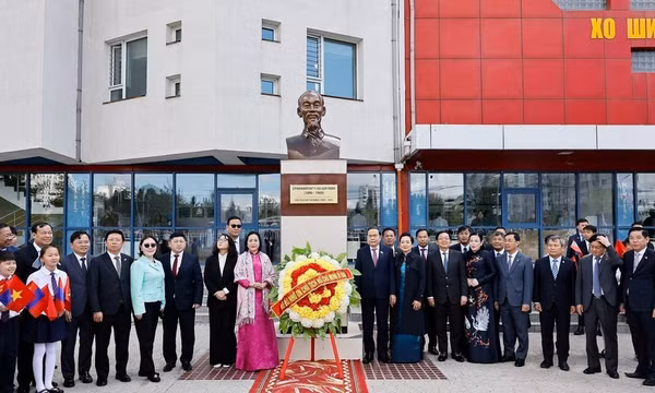 Chủ tịch Quốc hội Trần Thanh Mẫn và Phu nhân cùng các đại biểu chụp ảnh lưu niệm tại Tượng đài Chủ tịch Hồ Chí Minh ở Trường số 14 mang tên Chủ tịch Hồ Chí Minh. (Ảnh: Doãn Tấn/TTXVN) 