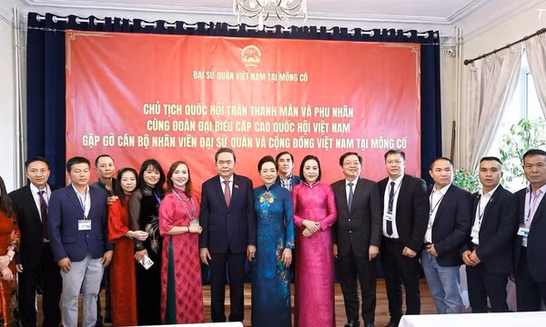 Chủ tịch Quốc hội Trần Thanh Mẫn và Phu nhân với đại biểu. (Ảnh: Doãn Tấn/TTXVN) 