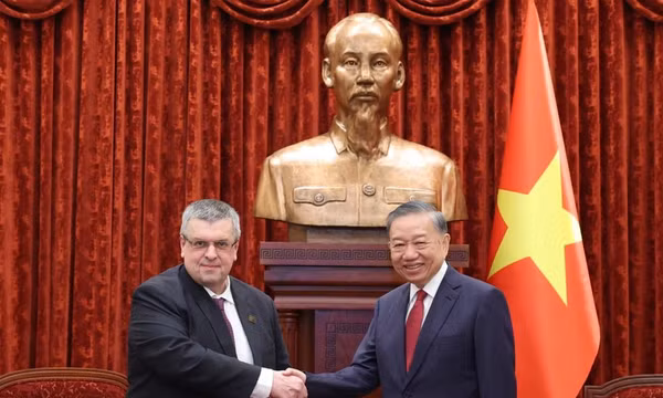 Tổng Bí thư, Chủ tịch nước Tô Lâm và phóng viên của Hãng thông tấn Nga TASS Yury Denisovich. (Ảnh: TASS)