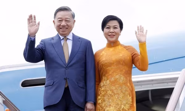 Tổng Bí thư, Chủ tịch nước Tô Lâm và Phu nhân đến sân bay Vnukovo, Moskva, Liên bang Nga. (Ảnh: Thống Nhất/TTXVN) 