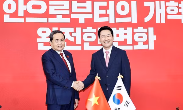 Chủ tịch Quốc hội Trần Thanh Mẫn tiếp Chủ tịch Đảng Sức mạnh Quốc dân (PPP) Jang Dong Hyeok. (Ảnh: TTXVN) 