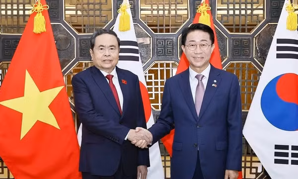 Chủ tịch Quốc hội Trần Thanh Mẫn và Chủ tịch Quốc hội Hàn Quốc Cho Jeong Sik chụp ảnh chung. 