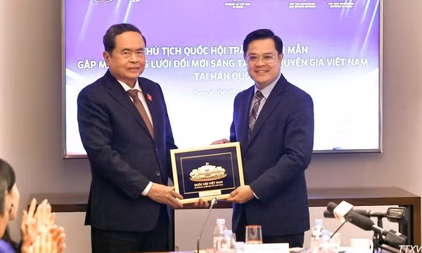 Chủ tịch Quốc hội Trần Thanh Mẫn tặng quà lưu niệm cho Mạng lưới Đổi mới sáng tạo và chuyên gia Việt Nam tại Hàn Quốc. (Ảnh: TTXVN)