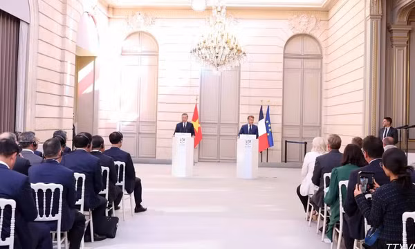 Tổng Bí thư, Chủ tịch nước Tô Lâm và Tổng thống Pháp Emmanuel Macron gặp gỡ báo chí, thông báo kết quả hội đàm. (Ảnh: Thống Nhất/TTXVN) 
